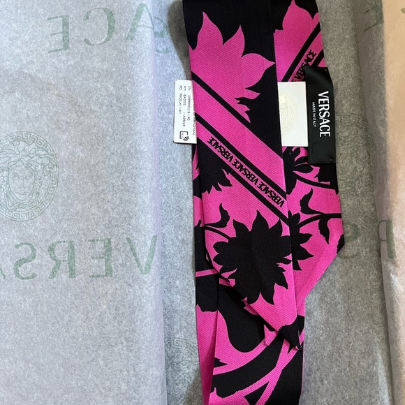 NWT Versace Floral Silhouette Silk Scarf Tie - Picture 7 of 9